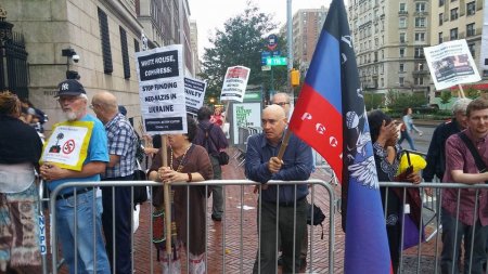 Нью-Йорк встретил Порошенко акцией протеста: Остановите неонацизм на Украине!