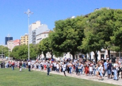 Как прошел День Победы в Лиссабоне: марш «Бессмертного полка», провокации националистов и загорающие португальцы