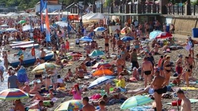 В Кабмине негодуют: крымские пляжи заполнены украинцами
