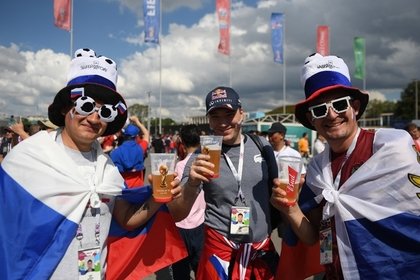 Россияне обрадовались победе России и выпили больше пива
