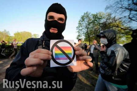 В Харькове к любителям ЛГБТ пришли радикалы в противогазах (ФОТО)
