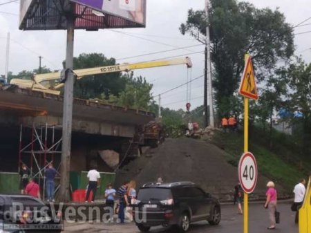 Мост уплыл: в Киеве ливнем смыло дорогу (ФОТО, ВИДЕО)